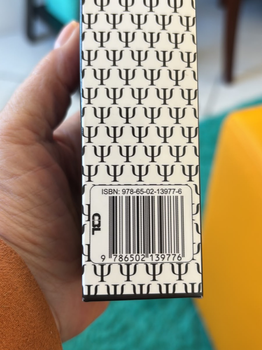 Verso do livro Café com Winnicott com ISBN e código de barras